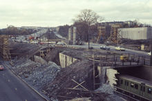 Arbeten för Essingeledens framdragande över Drottningholmsvägen. I bakgrunden Drottningholmsvägen mot Tranebergsbron