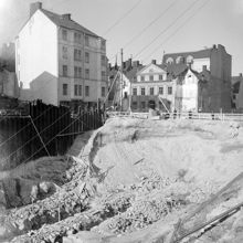 Södergatan under uppförande. Vy mot nordväst. Rivna kv. Göta Ark, Sankt Paulsgatan 5. T.v. Sankt Paulsgatan 7. I fonden Sankt Paulsgatan 6, Leijonstedtska gården