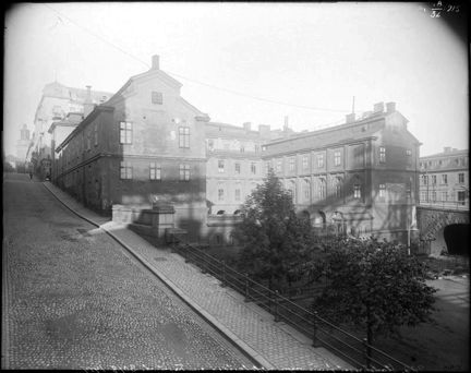 Södra stadshuset sett från öster. Till vänster Peter Myndes backe mot Götgatan