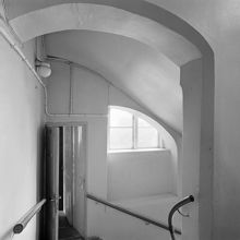 Storgatan 23 - Skeppargatan 34. Östermalms polisstation, hus A. Trappa från b.v