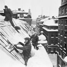 Karduansmakargatan västerut från kvarteret Björnen och kvarteret Loen. Snöskottning från SvD:s tak, Karduansmakargatan 11