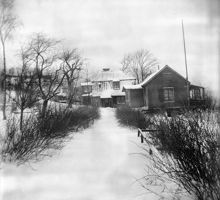 Fåfängan, Bergshyddan med trädgård från öster. Vintermotiv
