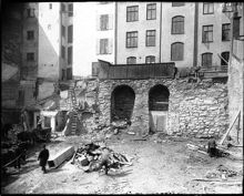 Regeringsgatan 21, en mur till ett hus på en gård under en rivning