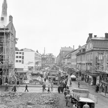 Korsningen Drottninggatan/Klarabergsgatan västerut. Rivningar pågår i kvarteret Hägern Större