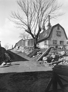 Parmmätargatan 19 (tidigare Stora Västra Kvarngränd) vid hörnet av Lilla Västra Kvarngränd (t.v.). Motsvarar nuvarande Kungsklippan mellan nr. 11 och 16. Nu kv. Smaragden och kv. Diamanten