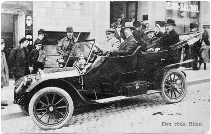 Vykort med röda bilen nr 1, en Mathis. Axel R Svensson som chaufför, Hjalmar Gustavsson, Kata Dahlström och C N Carleson. 