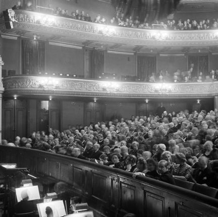 Orkesterdike, parkett, första och andra raden (första och andra balkong). Salongen är fullsatt.