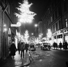 Drottninggatan norrut från korsningen Karduansmakargatan. Julbelysning