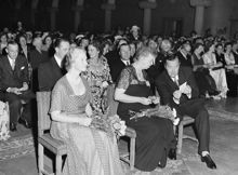 Prinsessan Sibylla, Eleanor Roosevelt och prins Bertil i Blå Hallen, Stadshuset