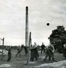 Korporationsidrott. Lunchrast med lite fotboll
