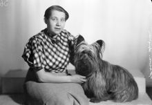 Porträtt av Göransson-Ljungman (kvinna) med sin hund