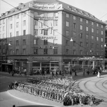 Cykelparkering vid hörnet av Sveavägen och Kungsgatan (t.v.)