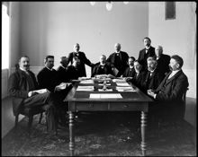 Rumsinteriör med mötesdeltagare