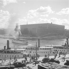 Ångbåtar vid Södra Blasieholmshamnen. Utsikt över Strömgatan, Norrström och Slottet.  Nu Strömkajen