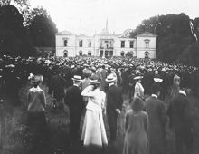 Folksamling vid Rosendals slott den 8 juni 1905