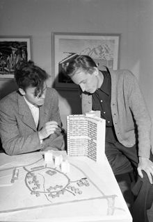 Modell över studentbostäder. Fr. v. teknolog Bo Sundberg och teknolog Bengt Ågren
