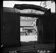 Stora Badstugatan 31. Vy genom porten i planket mot gården som på andra sidan vetter mot Lilla Badstugatan 4