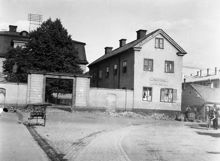 Brännkyrkagatan österut vid Ansgariegatan. Wirwachs malmgård, stadens egendom sedan 1883. Då kv. Bjälken, tidigare kv. Kaninen Större. Nu kv. Tapeten