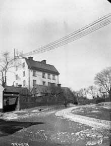 Vy från Kungsholms Kyrkoplan mot nordväst och Lilla Västra Kvarngränd 3 och 5 i kvarteret Bergsklippan större.