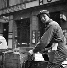 Porträtt av cykelbudet Harry Pettersson utanför Hotell Stora Rosenbad, Klara Södra Kyrkogata 4.
