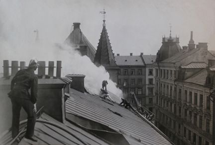 Svartvitt fotografi på eldsvåda på Vegagatan 4