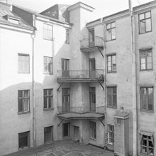 Drottninggatan 25. Gårdsfasader. Hörnet av gathuset och norra flygeln från SV