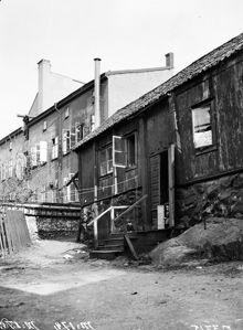 Gårdssidan av Prästgårdsgatan 29 och 31. Nuvarande Maria Prästgårdsgata 35. Ett barn sitter i dörröppningen
