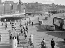 Slussen. Cyklister blir dirigerade av poliser