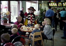 En clown bland barnen på Mc Donalds vid Alviks Torg.
