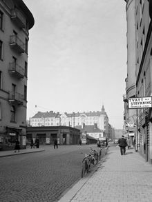 Surbrunnsgatan mot öster vid Roslagsgatan. Birger Jarlsgatan 98 i fonden