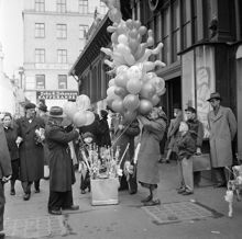Hötorget, Hötorget 12, hörnet av Oxtorgsgatan och Sergelgatan. En ballongförsäljare utanför gamla Hötorgshallen