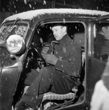 Konstapel Sven-Erik Jansson med den stulna bil och den kofot som upphittats vid/i lägenheten där biltjuvar gripits