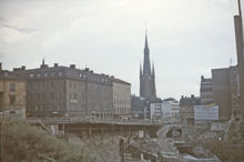 Den provisoriska Klarabergsgatan västerut mot Drottninggatan. Klara kyrka