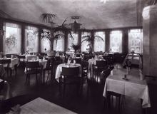 Restaurang Pelikan. Interiör av matsalen i rotundan med fönster ut mot Slussen.