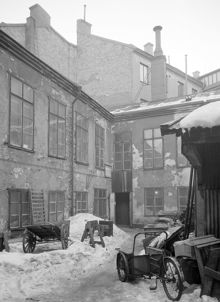 Beridarbansgatan 18. Gården mot sydväst. I byggnaderna fanns hantverkare och verkstäder. I kv. Stigbygeln ligger nu femte höghuset vid Sergels Torg