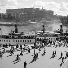 Södra Blasieholmshamnen (nu Strömkajen). Folkliv kring skärgårdsbåtarna