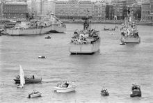 Reportage kring Kungabröllopet den 19 juni 1976. Militära fartyg, polisbåt och fritidsbåtar på Strömmen. I fonden folksamling längs Skeppsbron