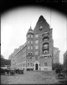 Whitlockska skolan vid Eriksbergsgatan 8 B. I bakgrunden Detthowska skolan