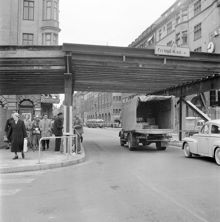 Korsningen Vasagatan-Klarabergsgatan. Klarabergsviadukten byggs. T.h. kv. Svanen (Västeråsbanans kontorshus) och t.v. kv. Pensionären. Lastbilen kör Vasagatan norr ut mot Norra Bantorget