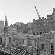 Kvarteret Wahrenberg under rivning, sett från Herkulesgatan mot Vattugatan. Klara kyrkas torn i fonden