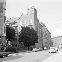 Fredrikshovsgatan 3 - 7 mot Linnégatan. Oskars kyrka t.v
