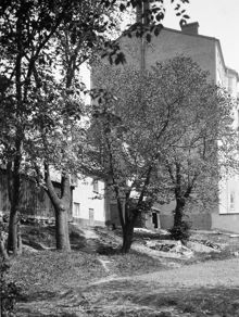 Åsögatan 100, gårdssidan av kvarteret Barnängsbacken. Motsvarar nu Åsögatan 200, kv Lampan