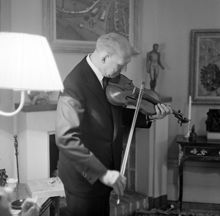 Grosshandlare Juan Morales spelar violin