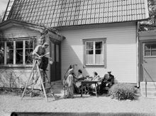 Segeltorp. En familj sitter ute i sin trädgård