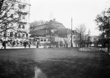 Järnvägsparken österut mot Vasagatan 2 och 4. Kronprinsens stall i fonden