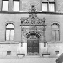 Portal och del av fasad till Strandvägen 33