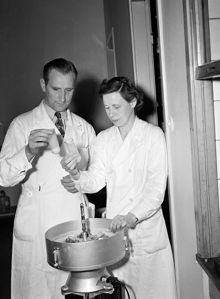Sandbacksgatan 10. Assistent Stina Svensson och Herr Perton på Statens Hantverksinstituts livsmedelskemiska laboratorier. På  laboratoriet så har man lyckats framställa gluten ur råg