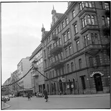 Nybrogatan söderut från Kommendörsgatan med juldekorationer