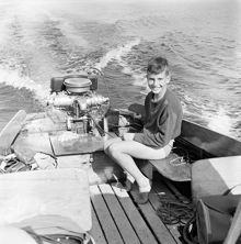 Mats Lindgren i aktern till motorbåt med utombordsmotor. Stockholms skärgård