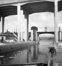 Hammarby sluss under Skanstullsbron. Skansbron i fonden